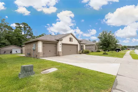 Exterior - 426 Kickapoo Dr, Anahuac, TX 77514 photo 2 of 5