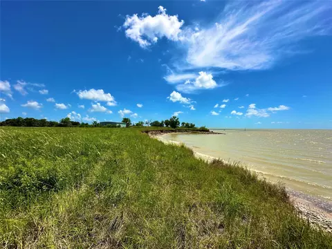 2101 W Bayshore Rd, Anahuac, TX 77514