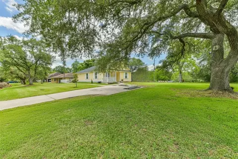 207 Oakridge Dr, Hitchcock, TX 77563