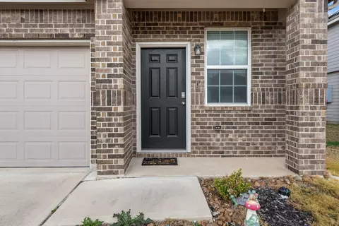 Exterior - 979 Crossing Dr, Bryan, TX 77803 photo 2 of 2