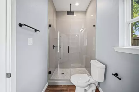 Bath - 7 Pilot Pt, Conroe, TX 77304 photo 4 of 10
