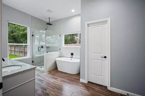 Bath - 7 Pilot Pt, Conroe, TX 77304 photo 6 of 10