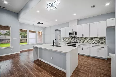 Kitchen - 7 Pilot Pt, Conroe, TX 77304 photo 2 of 3