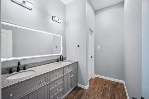 Bath - 7 Pilot Pt, Conroe, TX 77304 photo 1 of 10