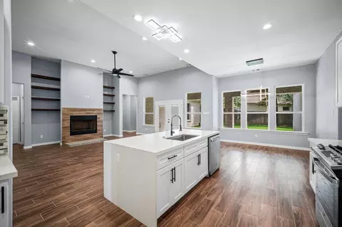 Living - 7 Pilot Pt, Conroe, TX 77304 photo 3 of 3