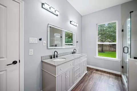 Bath - 7 Pilot Pt, Conroe, TX 77304 photo 8 of 10