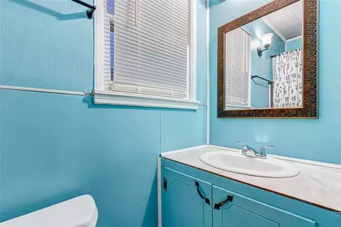 Bath - 913 Maple Ave, Pasadena, TX 77506 photo 4 of 5