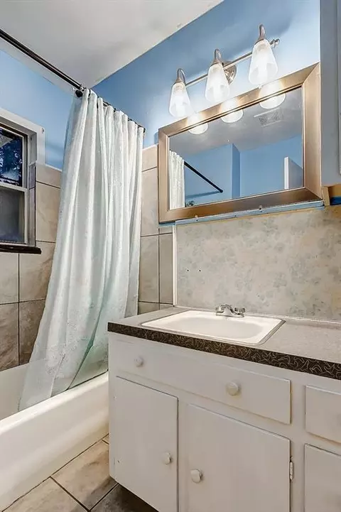 Bath - 913 Maple Ave, Pasadena, TX 77506 photo 3 of 5