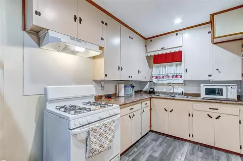Kitchen - 913 Maple Ave, Pasadena, TX 77506 photo 4 of 4