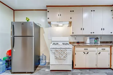 Kitchen - 913 Maple Ave, Pasadena, TX 77506 photo 2 of 4