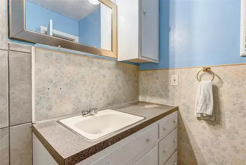 Bath - 913 Maple Ave, Pasadena, TX 77506 photo 2 of 5