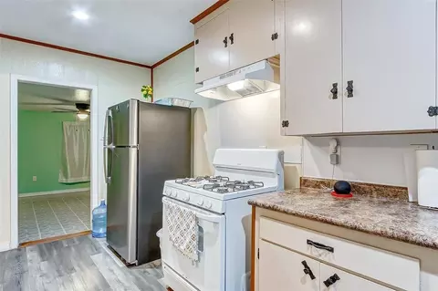 Kitchen - 913 Maple Ave, Pasadena, TX 77506 photo 1 of 4