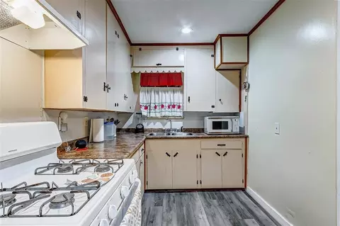 Kitchen - 913 Maple Ave, Pasadena, TX 77506 photo 3 of 4