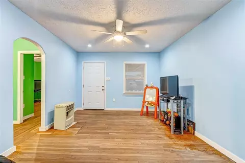 Living - 913 Maple Ave, Pasadena, TX 77506 photo 2 of 2