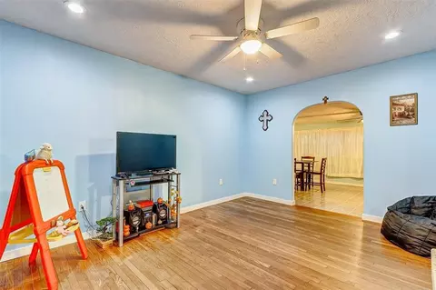 Living - 913 Maple Ave, Pasadena, TX 77506 photo 1 of 2