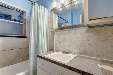Bath - 913 Maple Ave, Pasadena, TX 77506 photo 1 of 5