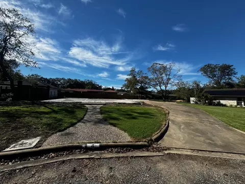 4 Shadow Ln, Bay City, TX 77414