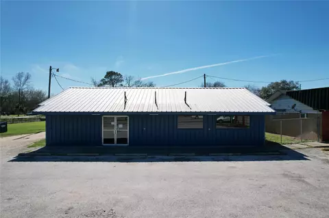 607 E Main St, Eagle Lake, TX 77434