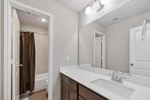 Bath - 2739 Meadow View Ln, Conroe, TX 77385 photo 2 of 7