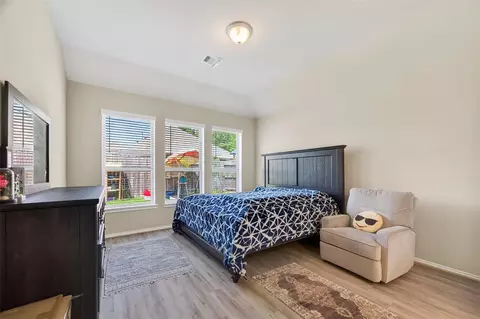 Bedroom - 2739 Meadow View Ln, Conroe, TX 77385 photo 9 of 13