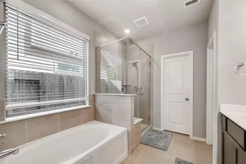 Bath - 2739 Meadow View Ln, Conroe, TX 77385 photo 5 of 7