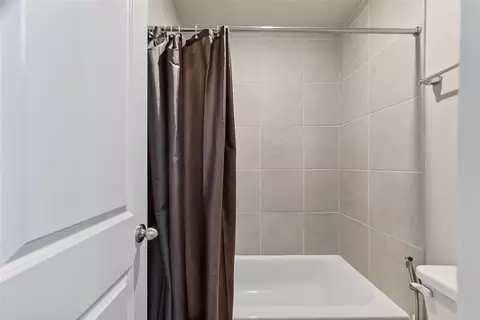 Bath - 2739 Meadow View Ln, Conroe, TX 77385 photo 3 of 7