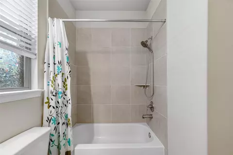 Bath - 2739 Meadow View Ln, Conroe, TX 77385 photo 7 of 7