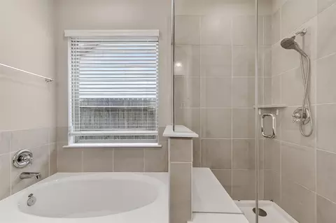 Bath - 2739 Meadow View Ln, Conroe, TX 77385 photo 6 of 7