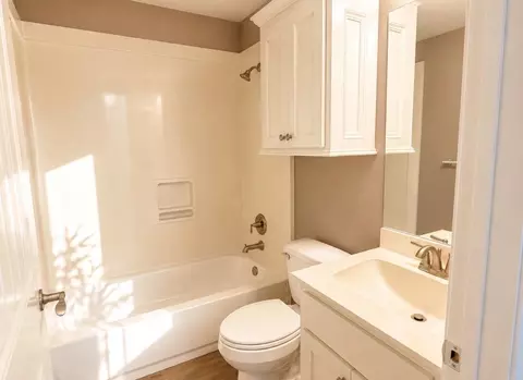 Bath - 422 Pine Harbor Dr, Onalaska, TX 77360 photo 1 of 2