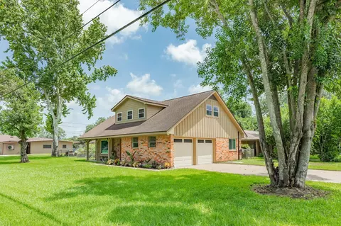 811 Loggins Dr, West Columbia, TX 77486