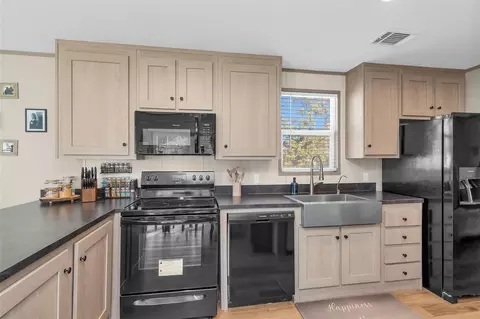 Kitchen - 622 Lake Shore Dr, Trinity, TX 75862 photo 2 of 3