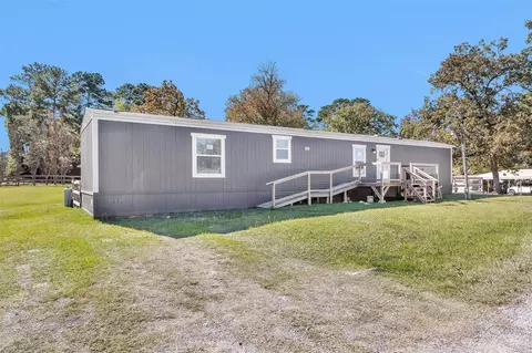 Exterior - 622 Lake Shore Dr, Trinity, TX 75862 photo 5 of 8