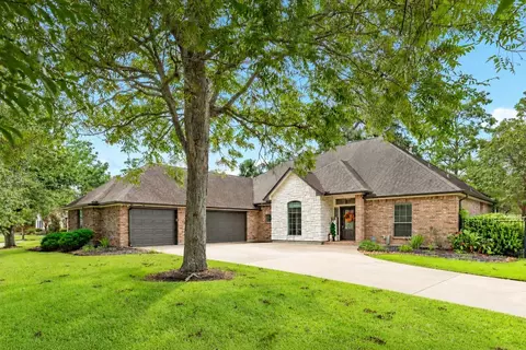 52 English Oak Ct, Lake Jackson, TX 77566