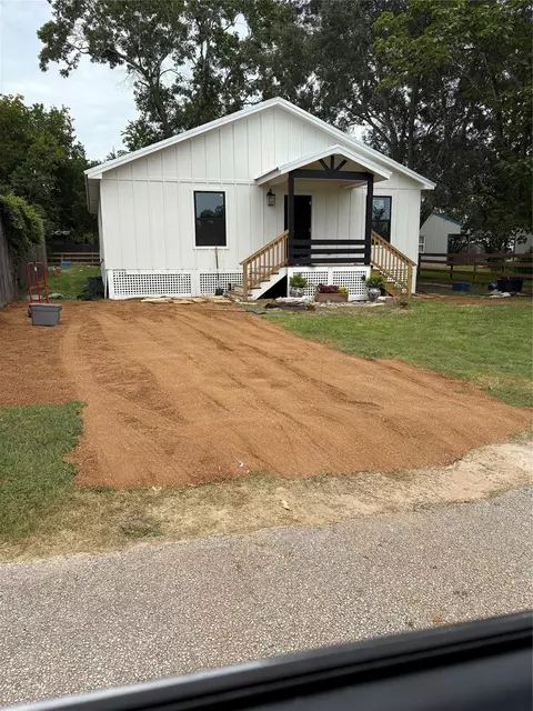 626 Front St, New Ulm, TX 78950