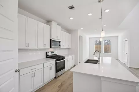 Kitchen - 2843 Clapbread Ln, Rosenberg, TX 77471 photo 3 of 4