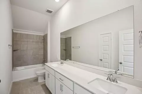 Bath - 2843 Clapbread Ln, Rosenberg, TX 77471 photo 3 of 4