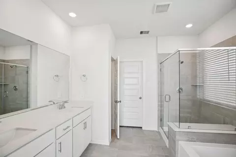 Bath - 2843 Clapbread Ln, Rosenberg, TX 77471 photo 2 of 4
