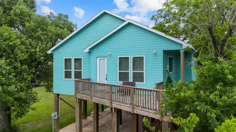 2113 Knollwood St, Kemah, TX 77565