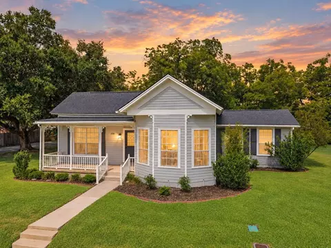 206 Mulberry St, Hallettsville, TX 77964