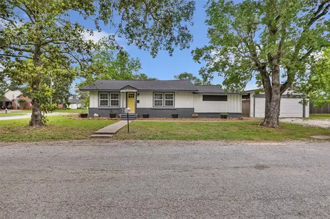 302 E Kay St, Dayton, TX 77535
