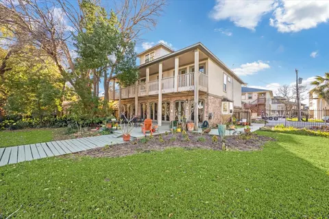 5 Harbor Ln, Kemah, TX 77565