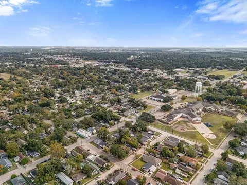 222 E James St, Baytown, TX 77520