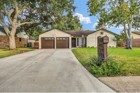 53 Blue Bell Ct, Lake Jackson, TX 77566
