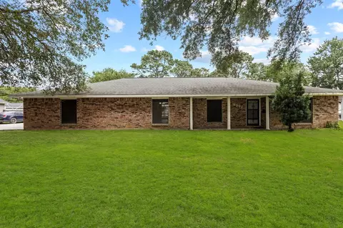 6281 25th St, Groves, TX 77619 photo 1