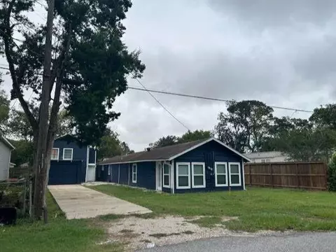 4711 3rd St, Bacliff, TX 77518