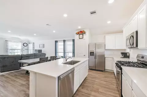 Kitchen - 2767 Sagedale Dr, Conroe, TX 77301 photo 3 of 5