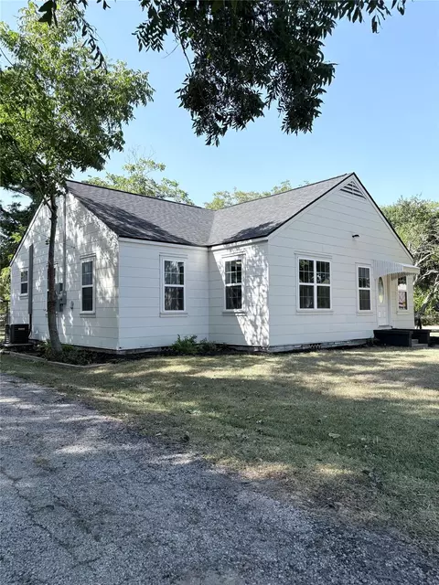 723 E Blackshear St, Navasota, TX 77868