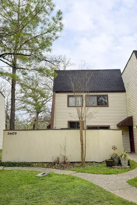 24470 Country Club Dr, Huntsville, TX 77320