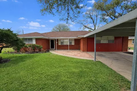 316 Angle St, Angleton, TX 77515