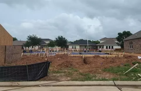 119 Water Grass Trl, Clute, TX 77531